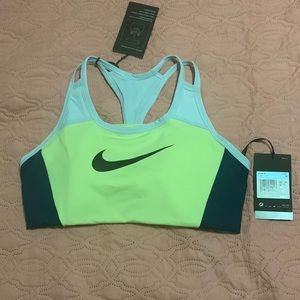 Nike women sports bra  size M brand new for 40$